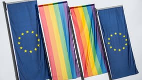 Le drapeau LGBT avec le drapeau de l'Union européenne devant la Banque centrale européenne.
