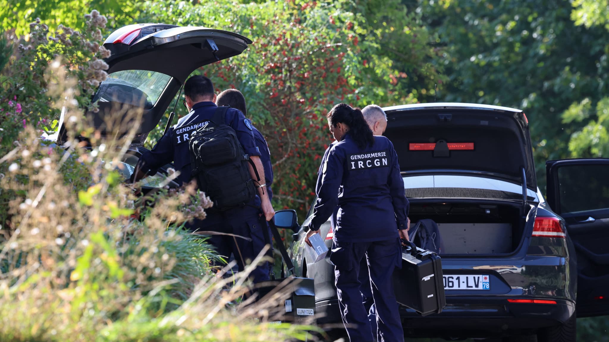 Des gendarmes français de l'Institut national de recherche criminelle de la gendarmerie (IRCGN) arrivent près d'une maison d'enquête dans le village de Diespach, dans l'est de la France, le 1er octobre 2023 suite à la disparition de Lina Des gendarmes français de l'Institut national de recherche criminelle de la gendarmerie (IRCGN) arrivent près d'une maison d'enquête dans le village de Diespach, dans l'est de la France, le 1er octobre 2023 suite à la disparition de Lina