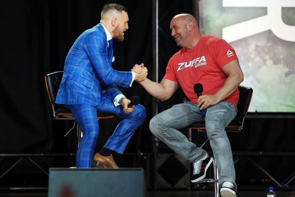 Dana White (à droite) porte un t-shiort Zuffa Boxing avec Conor McGregor avant son combat contre Floyd Mayweather en 2017