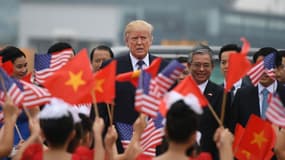 Donald Trump à l'aéroport de Hanoï, au Vietnam, le 12 novembre 2017