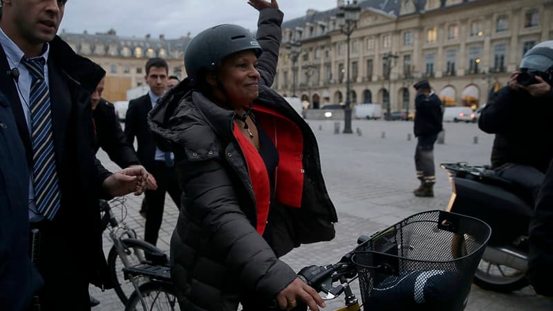 Christiane Taubira quitte le ministère de la Justice à vélo après la passation de pouvoir avec Jean-Jacques Urvoas