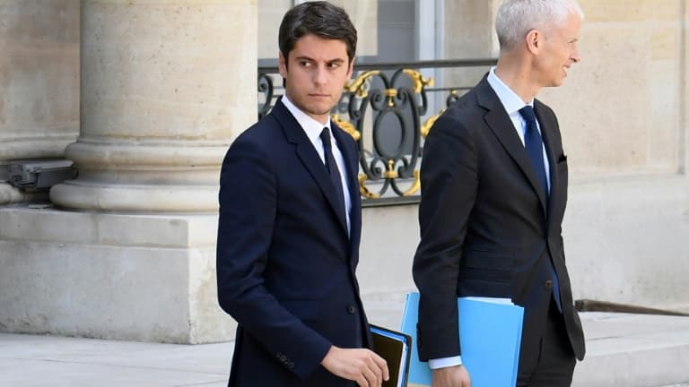 Gabriel Attal (G), ministre chargé des Comptes publics, et Franck Riester (D), ministre délégué chargé des relations avec le Parlement, à l'Elysée le 29 juillet 2022