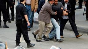 Un manifestant arrêté par des policiers en civil dans les rues du Caire. Au lendemain de la "journée de colère" sans précédent contre le pouvoir du président Hosni Moubarak, de nouvelles manifestations ont eu lieu mercredi en Egypte, en dépit de leur inte