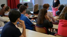 Le décret encadrant la réforme des concours enseignants, qui vont être avancés de bac+5 à bac+3 pour tenter notamment de répondre aux difficultés de recrutement de nouveaux professeurs, a été publié samedi au Journal officiel