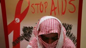Dans les locaux d'une association d'aide aux victimes du sida, à Djeddah, en Arabie Saoudite. Des experts ont relevé que seuls 10% des pays disposent de programmes de prévention qui correspondent à leurs besoins. /Photo prise le 19 juillet 2010/REUTERS/Su