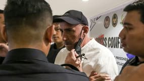 Le Français Serge Atlaoui (c), arrive à l'aéroport de Jakarta pour une conférence de presse, après avoir quitté la prison de Salemba avant son rapatriement en France, le 4 février 2025 à Tangerang, en Indonésie