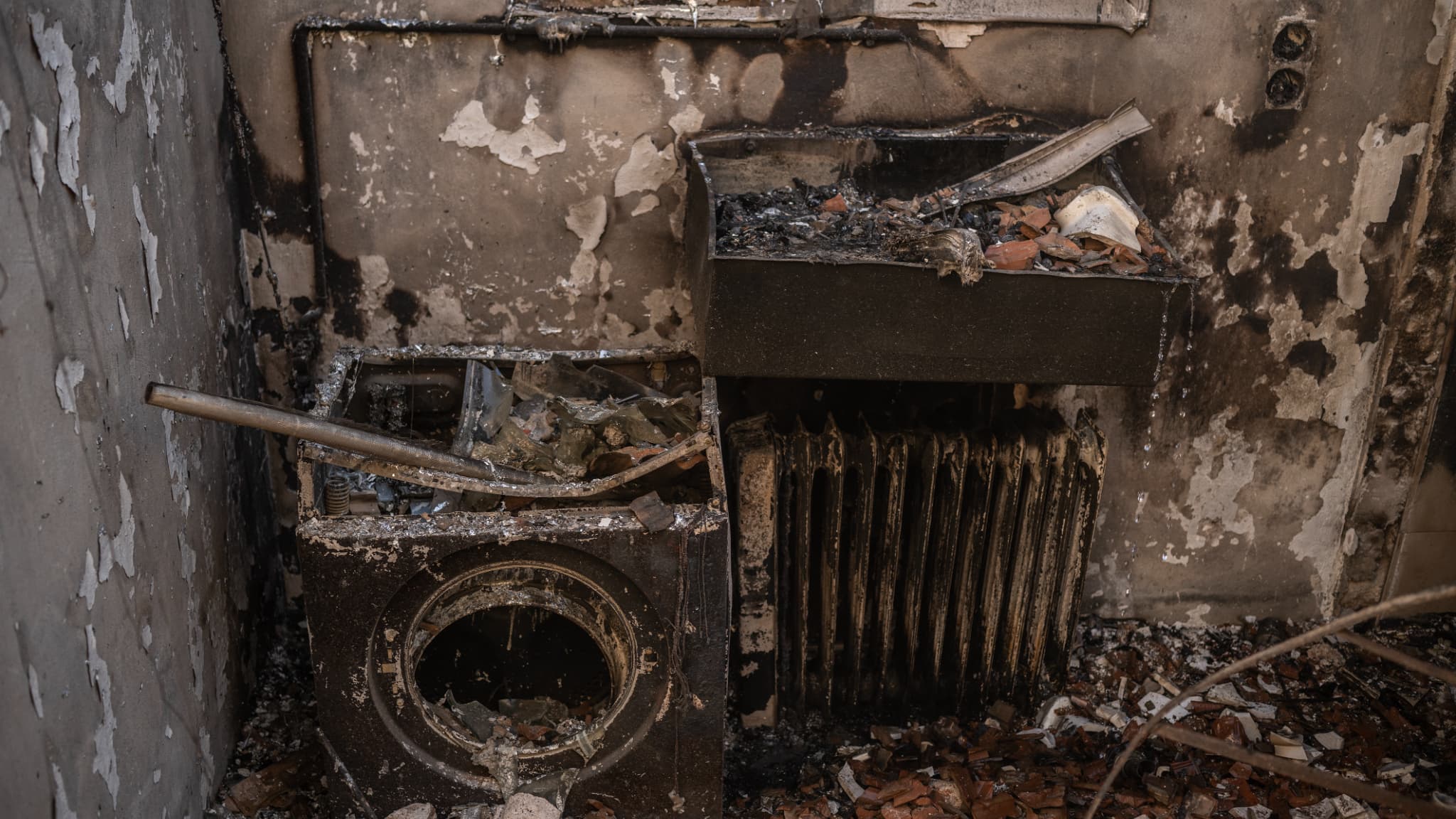 L'intérieur d'une maison brûlée à la suite d'un incendie de forêt qui a touché la banlieue nord-est d'Athènes, près de Penteli, dans la banlieue d'Athènes, le 13 août 2024.