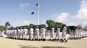 Militaires pakistanais transportant les cercueils des onze Français tués en mai 2002 dans un attentat à Karachi. La Commission consultative du secret de la défense nationale a émis un avis favorable à la déclassification de plusieurs documents dans le cad