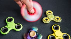 Différents modèles de "hand spinners".