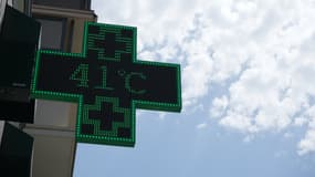 Un panneau de pharmacie affichant 41°C à Lyon (Rhône) le 12 août 2025, lors d'une importante vague de chaleur.