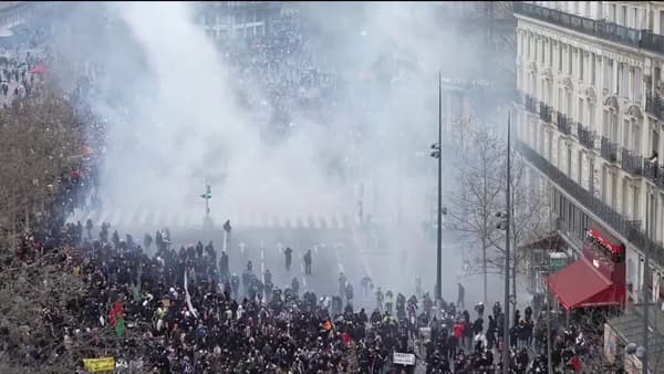 Des gaz lacrymogènes utilisés sur la place de la République, à Paris.