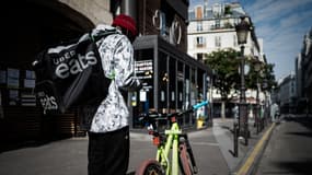 Un livreur Uber Eats à Paris, en avril 2020
