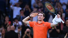 Ugo Humbert salue le public de Bercy samedi 2 novembre 2024, après sa victoire en demi-finale contre le Russe Karen Khachanov
