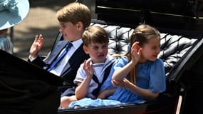 Le prince George (G), le prince Louis (C) et la princesse Charlotte (D) lors du Trooping the Colour, dans le cadre des célébrations du jubilé de platine de la reine Elizabeth II, à Londres, le 2 juin 2022.