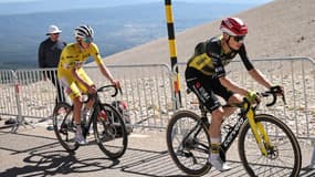 Jonas Vingegaard attaquant Tadej Pogacar sur la 16e étape du Tour de France 2025 au Mont Ventoux