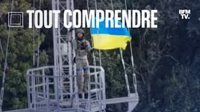 Un soldat brandit le drapeau ukrainien à Izioum, qui vient d'être reprise par l'armée ukrainienne - septembre 2022 