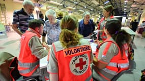 Des personnes évacuées en compagnie de bénévoles dans l'Hérault. 