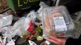 Photo des produits alimentaires jetés dans les poubelles du supermarché Leclerc de Mimizan-Plage (Landes)