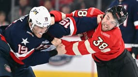 A peine deux secondes après le coup d'envoi, l'Américain Tkachuk et le Canadien Hagel s'affrontent dans la furie du Bell Centre de Montréal dans le cadre de la rencontre USA-Canada, ce samedi.
