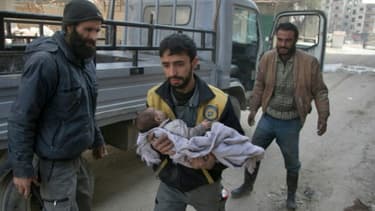 Des Syriens fuient la ville de Beit Sawa, dans la Ghouta orientale, après des bombardements du régime, le 4 mars 2018