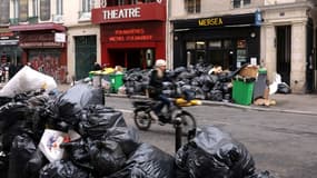 Les poubelles s'accumulent dans une rue de Paris touchée par la grève des éboueurs opposés à la réforme des retraites, le 10 mars 2023