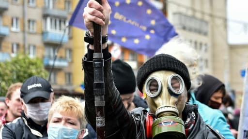 Un partisan de l'opposition portant un masque à gaz, lors d'un rassemblement pour la présidentielle bélarusse d'août, le 31 mai 2020, à Minsk.