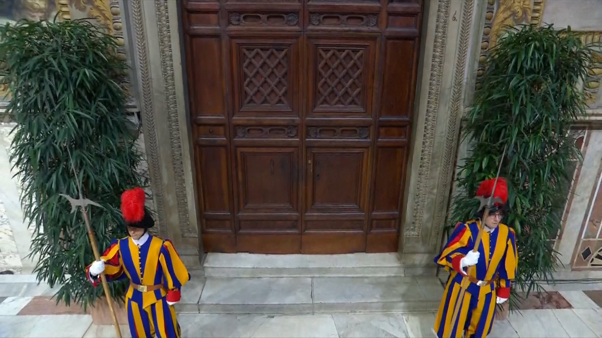 Les portes de la chapelle Sixtine fermées après le début du conclave, le 7 mai 2025 Les portes de la chapelle Sixtine fermées après le début du conclave, le 7 mai 2025