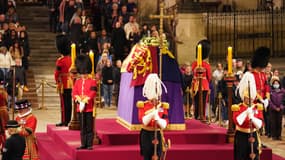 Le cercueil de la reine Elizabeth II, dans la palais de Westminster, devant lequel les Britanniques peuvent venir se recueillir avant l'inhumation. 