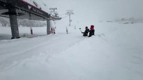 D'importantes chutes de neige sont tombées ce jeudi 17 avril 2025 à Val-d'Isère, en Savoie.