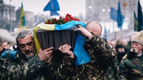 Des groupes d'auto-défense de la place de l'Indépendance, à Kiev en Ukraine, portent le cercueil d'un de leur membre, tué le 6 mars.