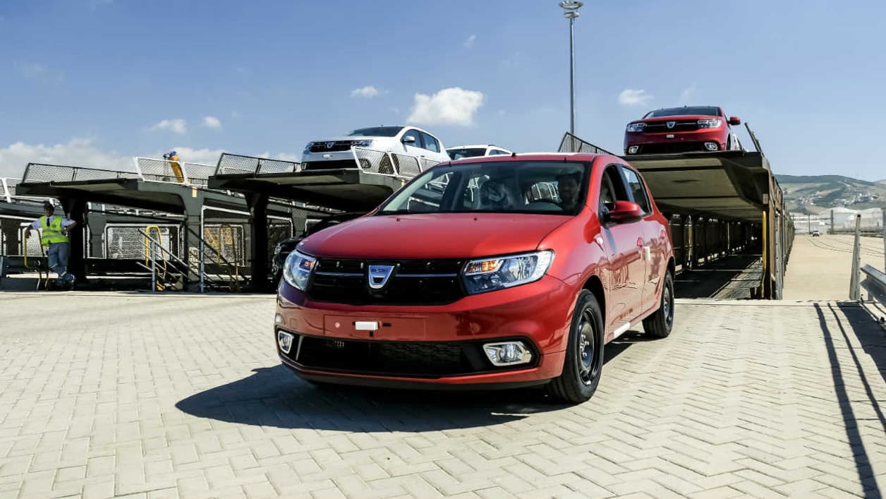 Une Dacia Sandero sur le port de Tanger (Maroc). En 2016, avec 315.000 exemplaires, la Sandero est la 2e voiture la plus vendue par Renault, derrière la Clio, son homologue de la gamme généraliste.