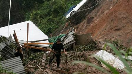 Membre des services de secours à l'oeuvre mardi après le glissement de terrain à Santa Maria Tlahuitoltepec, dans le sud du Mexique. Cette coulée de boue pourrait avoir été bien moins meurtrière que les premières estimations le laissaient penser: après qu