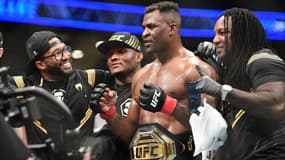Francis Ngannou (avec la ceinture) a conservé son titre des lourds de l'UFC face à Ciryl Gane
