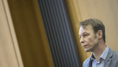 Sur cette photo prise le 3 avril 2024, Christian B arrive au tribunal pour une séance de son procès pour cinq crimes sexuels non liés, à Braunschweig, dans le nord de l'Allemagne.