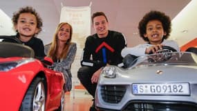 Florian Thauvin et Jessica Robino avec les enfants