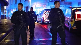 Des policiers à Solingen (Allemagne), lieu d'une attaque au couteau qui a plusieurs morts et blessés le 23 août 2024.
