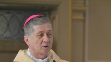 Blase Joseph Cupich pendant son office.