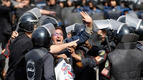 Des affrontements ont éclaté samedi place Tahrir au Caire entre des policiers antiémeutes égyptiens et des manifestants, après dispersion d'un sit-in par les forces de l'ordre au coeur de la capitale Le Caire. /Photo prise le 19 novembre 2011/REUTERS/Moha