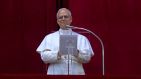 Le pape Léon XIV apparaît au balcon de la basilique Saint-Pierre pour sa première prière dominicale, le 11 mai 2025.