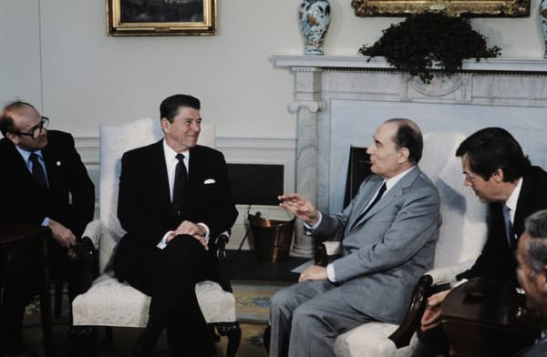 Ronald Reagan et François Mitterrand le 12 mars 1984 à la Maison-Blanche à Washington 