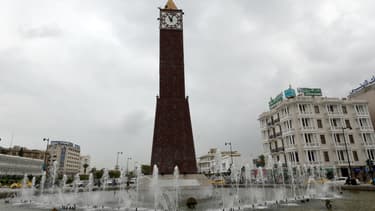 Un Tunisien a exigé le retour d'Obama, alors qu'il était perché sur une horloge de 32 mètres de haut, à Tunis.