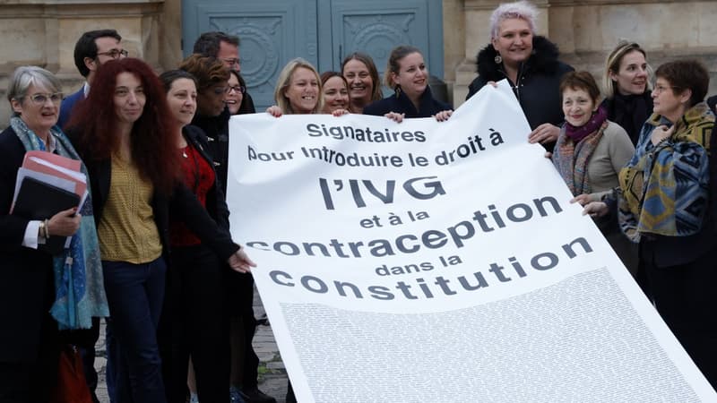 Les députées LFI posent devant l'Assemblée nationale après l'adoption de la proposition de loi sur l'IVG, le 24 novembre 2022.