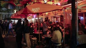 A la terrasse d'un bar à Paris le 26 septembre 2020