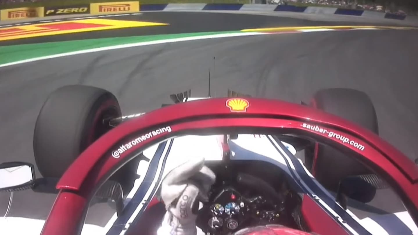 Le doigt d'honneur de Kimi Raikkonen à Lewis Hamilton, lors des qualifications du GP d'Autriche 2019 Le doigt d'honneur de Kimi Raikkonen à Lewis Hamilton, lors des qualifications du GP d'Autriche 2019