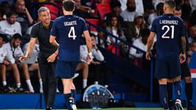 Luis Enrique et Manuel Ugarte lors de PSG-Lorient, le 12 août 2023.