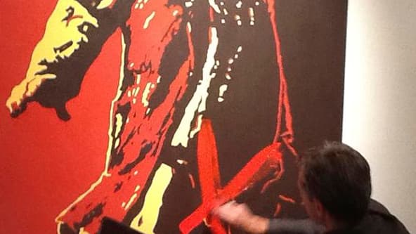 Deux hommes ont été arrêtés à Johannesburg, en Afrique du Sud, pour avoir barbouillé le sexe du président Jacob Zuma sur un tableau le représentant la braguette grande ouverte. Ce portrait de l'artiste Brett Murray a provoqué une polémique dans le pays. /