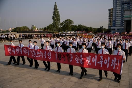 Manifestation d'étudiants nord-coréens, avec une banderole contre les dissidents, à Pyongyang le 8 juin 2020 Manifestation d'étudiants nord-coréens, avec une banderole contre les dissidents, à Pyongyang le 8 juin 2020