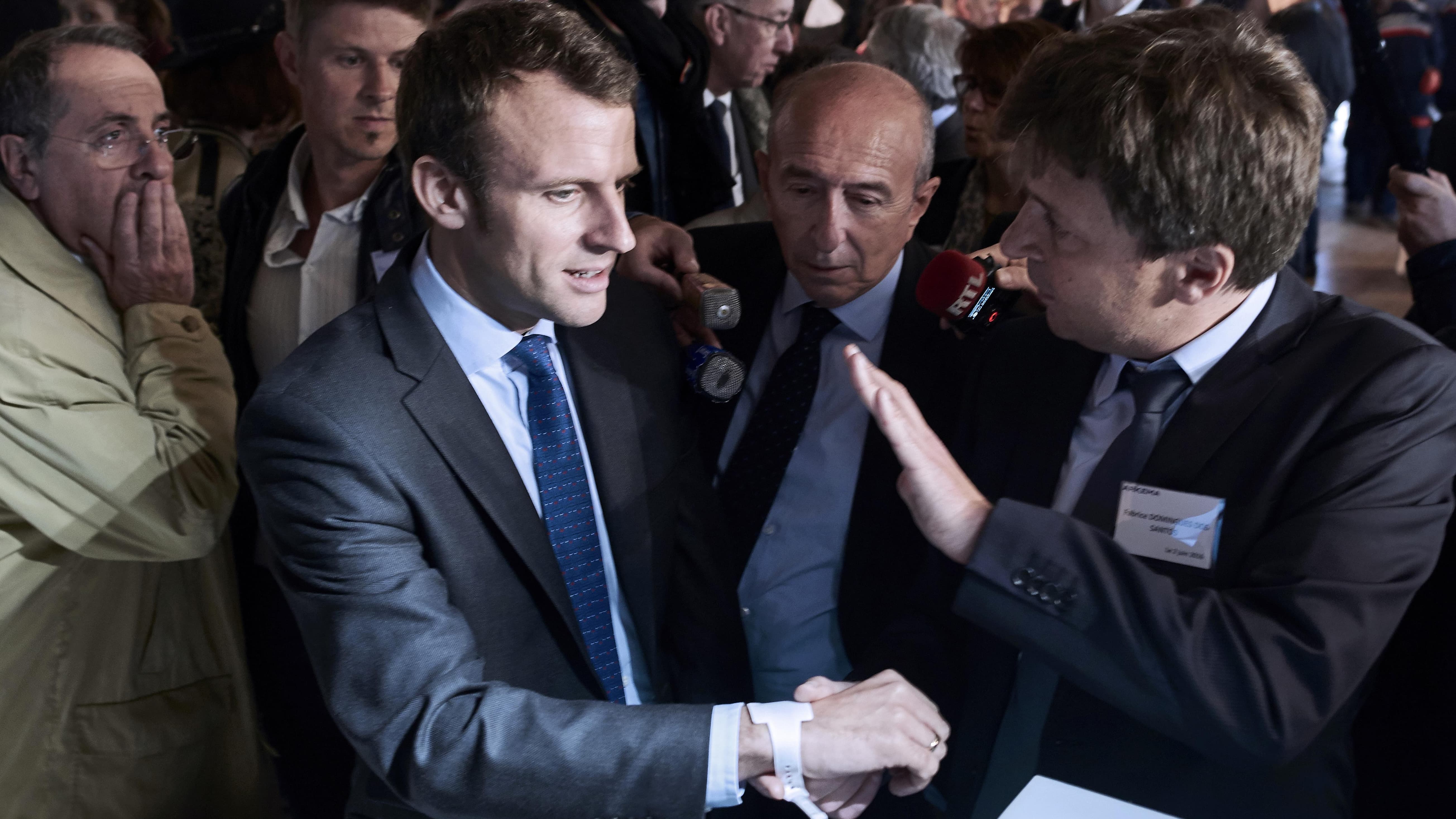 Meeting D'Emmanuel Macron: "Il Prépare Un Autre Chemin" En Vue De 2017