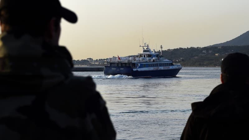 Un petit ferry turc transporte les migrants qui sont expulsés vers la Turquie depuis le port grec de Mytilène, le 4 avril 2016