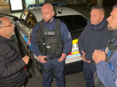 Le maire de Bézier, Robert Ménard, en compagnie d'une patrouille de police lundi soir à Bézier à l'occasion de la première nuit sous couvre-feu.